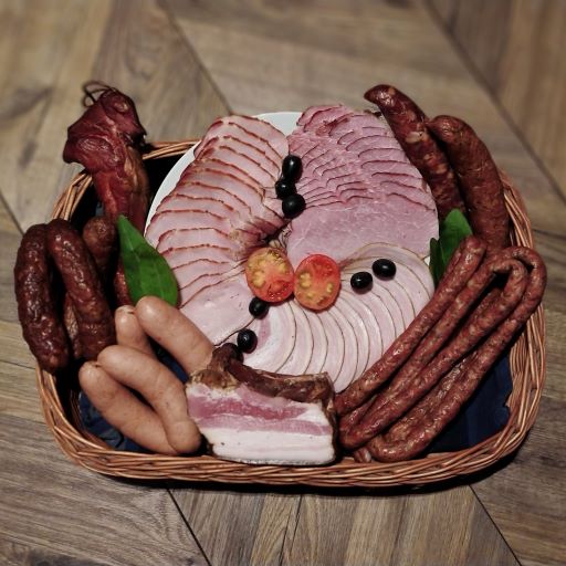 Pakiet wędlin (swojska szynka, wędzona kiełbasa, kabanosy, parówki, boczek) z dostawą do Torunia i okolic oraz dostawą kurierem